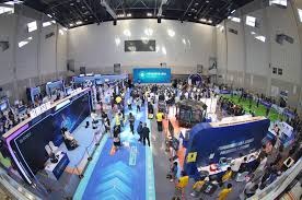 亚冬会冰球比赛，日本队用冰刀踢中国队球员脸部 围攻门将